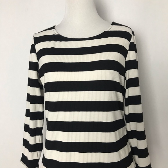 🎁 Vince Camuto Black White Stripes Women’s Size Medium Top - Picture 2 of 5